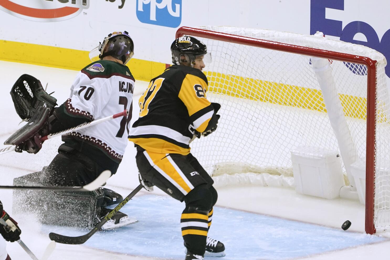 Devils' Alexander Holtz finally scores in 5-3 win vs. Bruins 