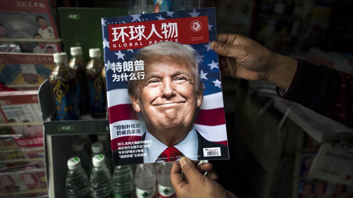 上海的一处报摊，候任总统唐纳德·特朗普出现中国杂志《环球人物》的封面上，杂志中的一篇文章为《特朗普为什么行》。