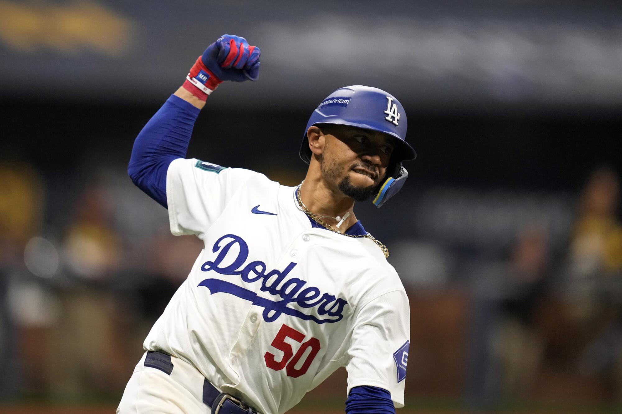 Bintang Dodgers Mookie Betts merayakannya setelah melakukan home run dua pertandingan melawan San Diego Padres pada hari Kamis.