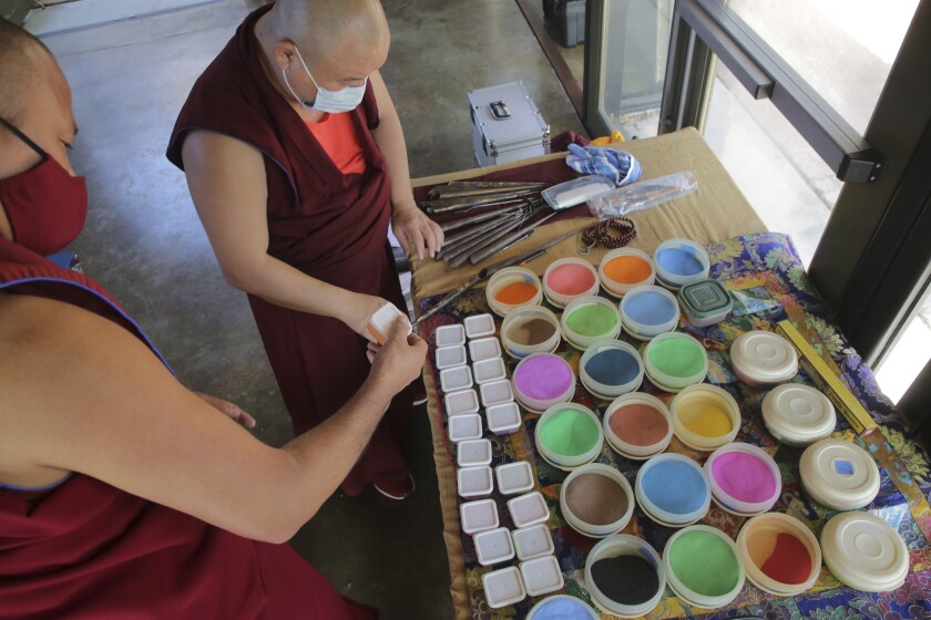 Los monjes budistas tibetanos se preparan para construir un mandala de arena el miércoles en Solana Beach con 24 variedades de arena de colores 