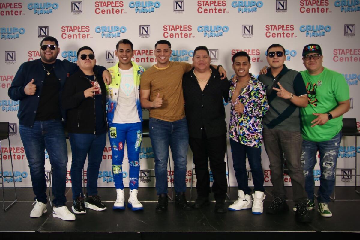 Los integrantes de Grupo Firme y su representante en las instalaciones del Staples Center de California.