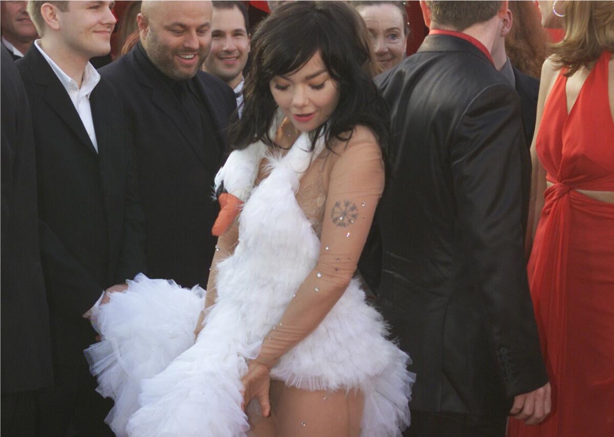 Bjork wore a swan-themed gown at the 2001 Academy Awards at the Shrine Auditorium in Los Angeles.