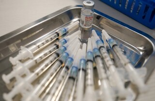 seringas com vacina moderna contra o Covid -19 No CommonPoint Queens o hub, na quinta-feira, 18 de março de 2021, em Nova York. (AP foto / mary altaffer)