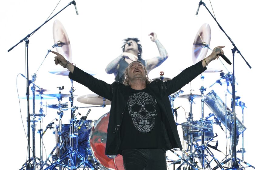 Fher Olvera, cantante de la banda mexicana de pop rock Maná durante su concierto en el Foro Sol de la Ciudad de México el 12 de noviembre de 2022. Al fondo se ve el baterista Alex González. (Foto AP/Marco Ugarte)