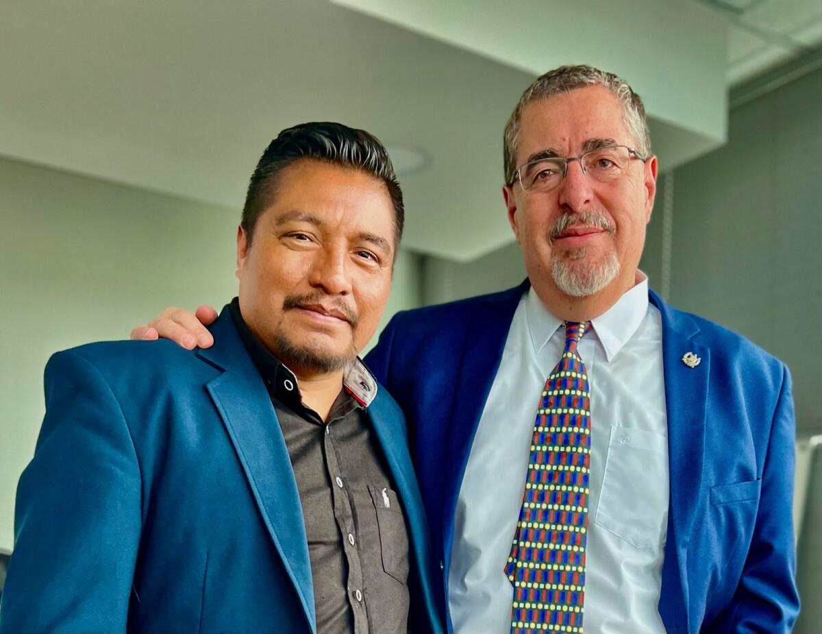 Imagen del presidente de Guatemala, Bernardo Arévalo junto a Aldo Waykán.