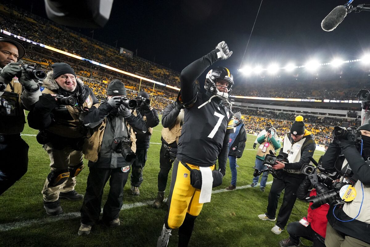 Pittsburgh Steelers quarterback Ben Roethlisberger (7) waves to fans and gestures before he leaves the field after an NFL football game against the Cleveland Browns, Monday, Jan. 3, 2022, in Pittsburgh. The Steelers won 26-14. (AP Photo/Don Wright)