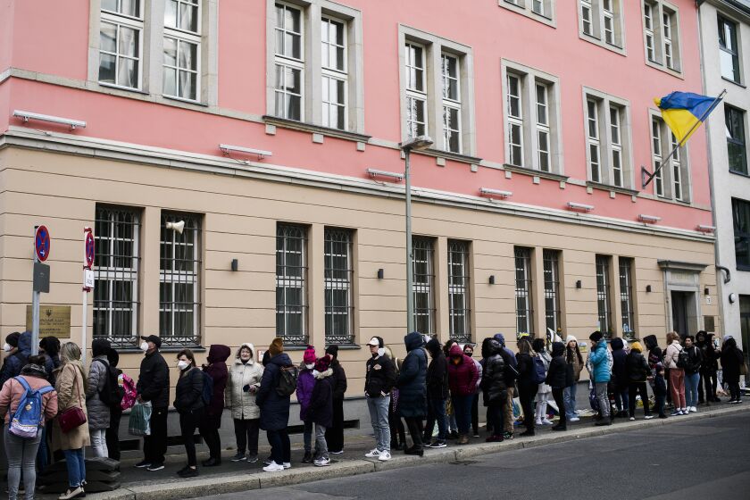 Personas de Ucrania, la mayoría de ellos refugiados, formados afuera del consulado de su país en Berlín, Alemania, el 1 de abril de 2022. La llegada de refugiados ucranianos infló la población de Alemania. (AP Foto/Markus Schreiber,file)