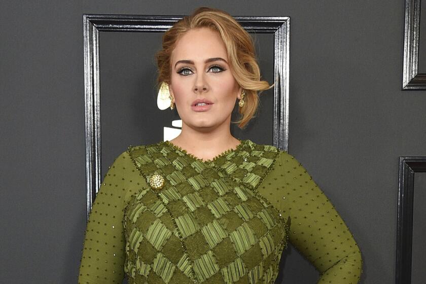 ARCHIVO - Adele llega a la 59na entrega anual de los premios Grammy, el 12 de febrero de 2017 en Los Angeles. La cantante compartirá la custodia de su hijo de 8 años y no pagará manutención a su ahora exesposo, Simon Konecki, según documentos de la corte obtenidos por AP el miércoles 10 de marzo de 2021. La pareja se separó en agosto de 2019 y Adele solicitó el divorcio un mes después. Un juez de Los Ángeles formalizó la separación la semana pasada. (Foto por Jordan Strauss/Invision/AP, Archivo)