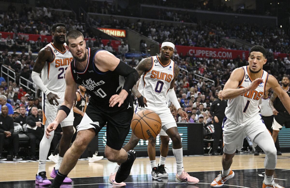 Clippers'ın pivotu Ivica Zubac, Phoenix Suns guardı Devin Booker'ı yenerek topu kaybetti.