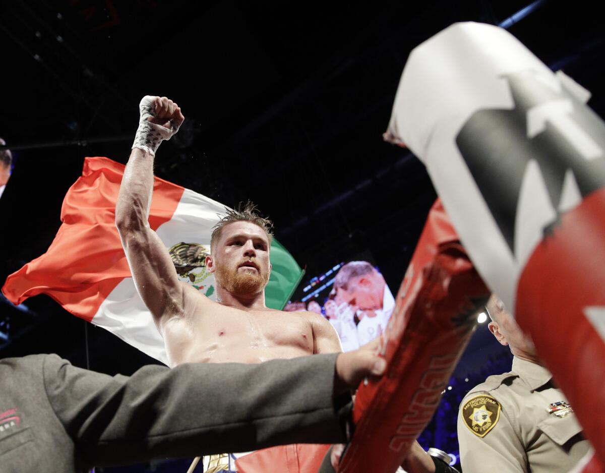 El boxeador mexicano Saúl "Canelo" Alvarez reacciona tras su pelea contra Gennady Golovkin el domingo, 17 de septiembre de 2017, en Las Vegas.