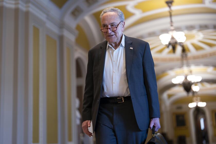 El líder de la mayoría del Senado Chuck Schumer llega mientras el Senado se prepara para aprobar el paquete de ayuda por 95.000 millones de dólares para Ucrania, Israel y Taiwán, aprobado por la Cámara de Representantes, en el Capitolio, en Washington, el martes 23 de abril de 2024. (AP Foto/J. Scott Applewhite)