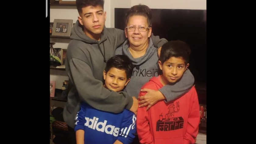 Rosemary Hernández posa para una foto con sus nietos Isaiah Quiroz en gris, Joshoa, de camisa roja y Daniel.