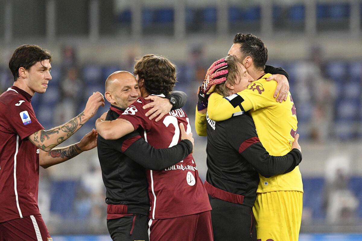 Los integrantes del Torino festejan tras evitar el descenso, gracias a un empate en la cancha de la Lazio.