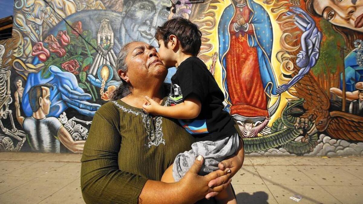 Rosa Manríquez recibe un beso de Matteo Arvizu, su nieto de 3 años de edad, en el este de Los Angeles. Matteo es el hijo de una de sus dos hijas lesbianas. Manríquez viajará a Filadelfia para el Encuentro Mundial de las Familias del Papa Francisco.