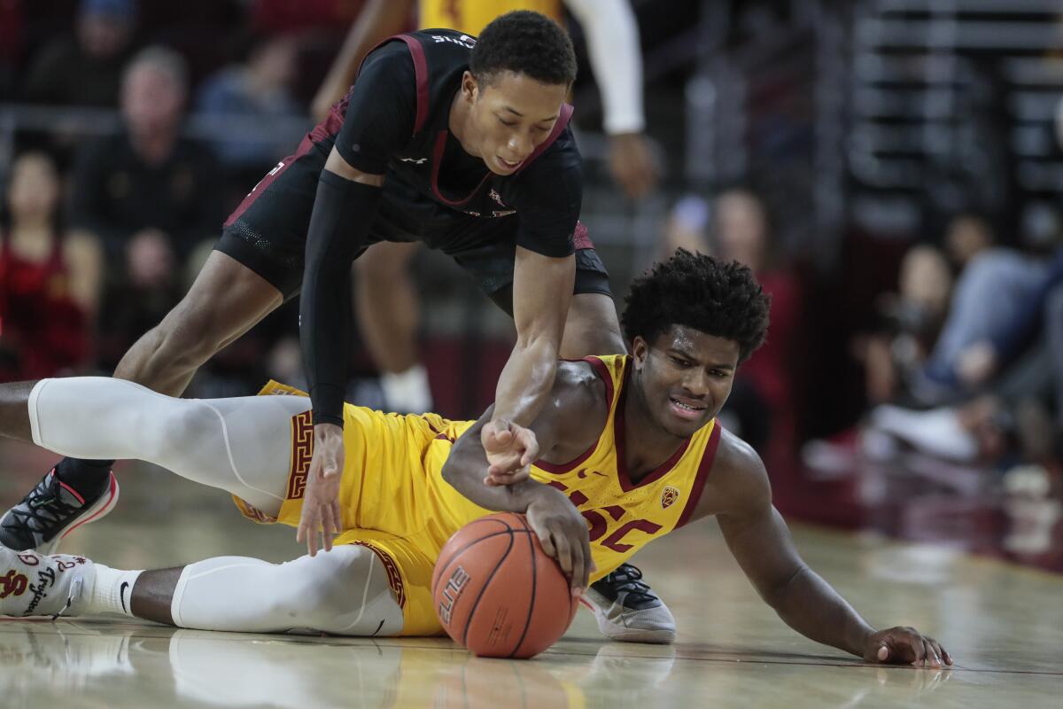 USC's Ethan Anderson battles Temple's Josh Pierre-Louis for a loose ball Nov. 22, 2019.