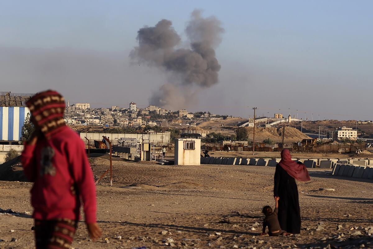 Una columna de humo se levanta tras un ataque aéreo israelí 