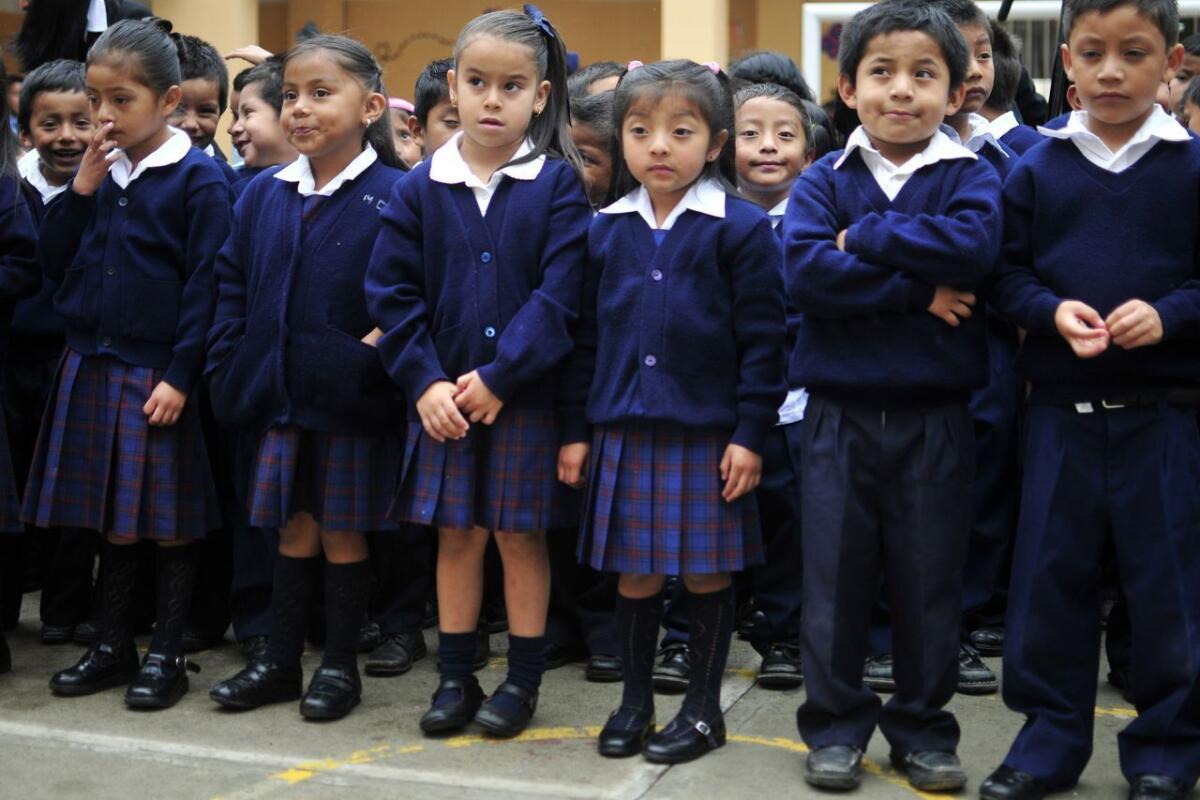 Los niños de la escuela primaria Arturo Taracena, escuchan al director de los EE.UU. Oficina de Política Nacional de Control de Drogas, Gil Kerlikowske.