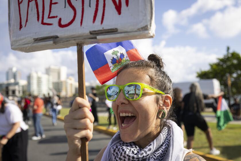 Protesta contra la visita de la vicepresidenta estadounidense Kamala Harris a Puerto Rico, en San Juan, Puerto Rico, el viernes 22 de marzo de 2024. (AP Foto/Alejandro Granadillo)
