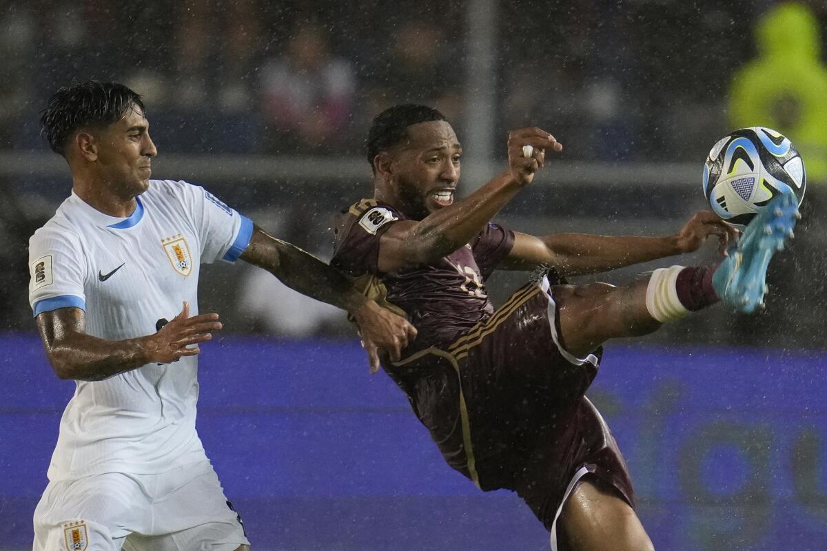 Jorge Martínez, de la selección de Venezuela, controla un balón delante de Facundo Torres, 