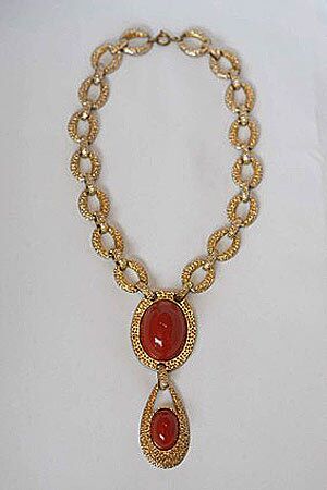 1970s rust cabochon gold link pendant.
