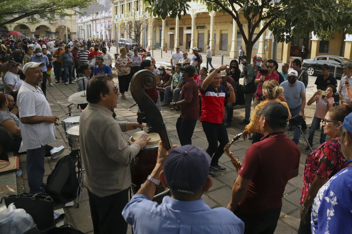 Parejas bailan con música en vivo en la Plaza La Libertad en San Salvador, El Salvador,