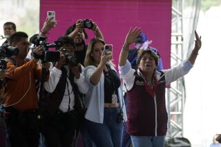 La candidata a gobernadora de Morena, Delfina Gómez, hace campaña en Valle de Chalco, México, el domingo 28 de mayo de 2023. (AP Foto/Marco Ugarte)