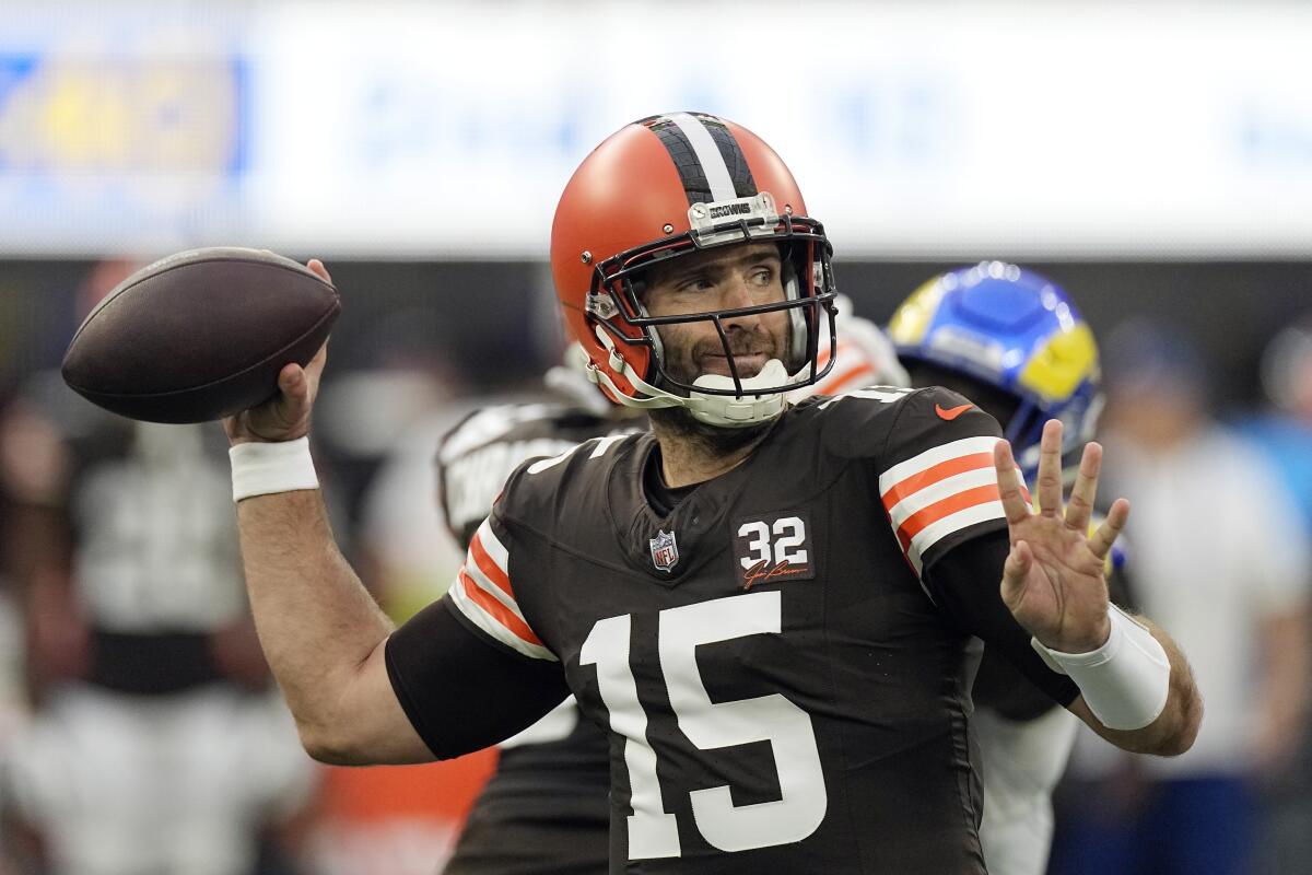 Cleveland Browns quarterback Joe Flacco throws during the first half against the Rams.