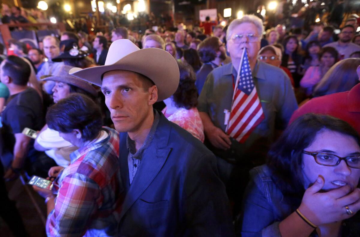 Steven Ness,centro, observa los resultados exhibidos en un monitor mientras espera a que el precandidato republicano a la presidencia Ted Cruz suba al escenario la noche del Supermartes, el martes 1 de marzo de 2016 en Stafford, Texas. (Foto AP/David J. Phillip)