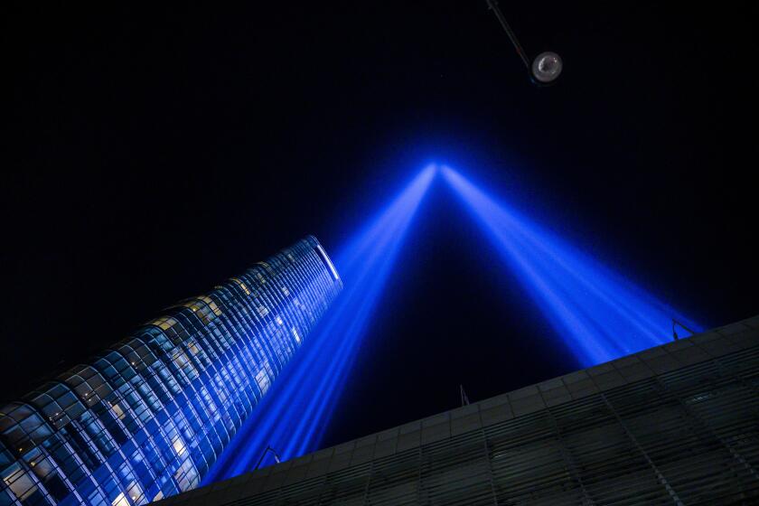 El anual "Tributo en Luz" es llevado a cabo en el 20mo aniversario de los atentados del 11 de septiembre, en Nueva York. (AP Foto/Brittainy Newman)