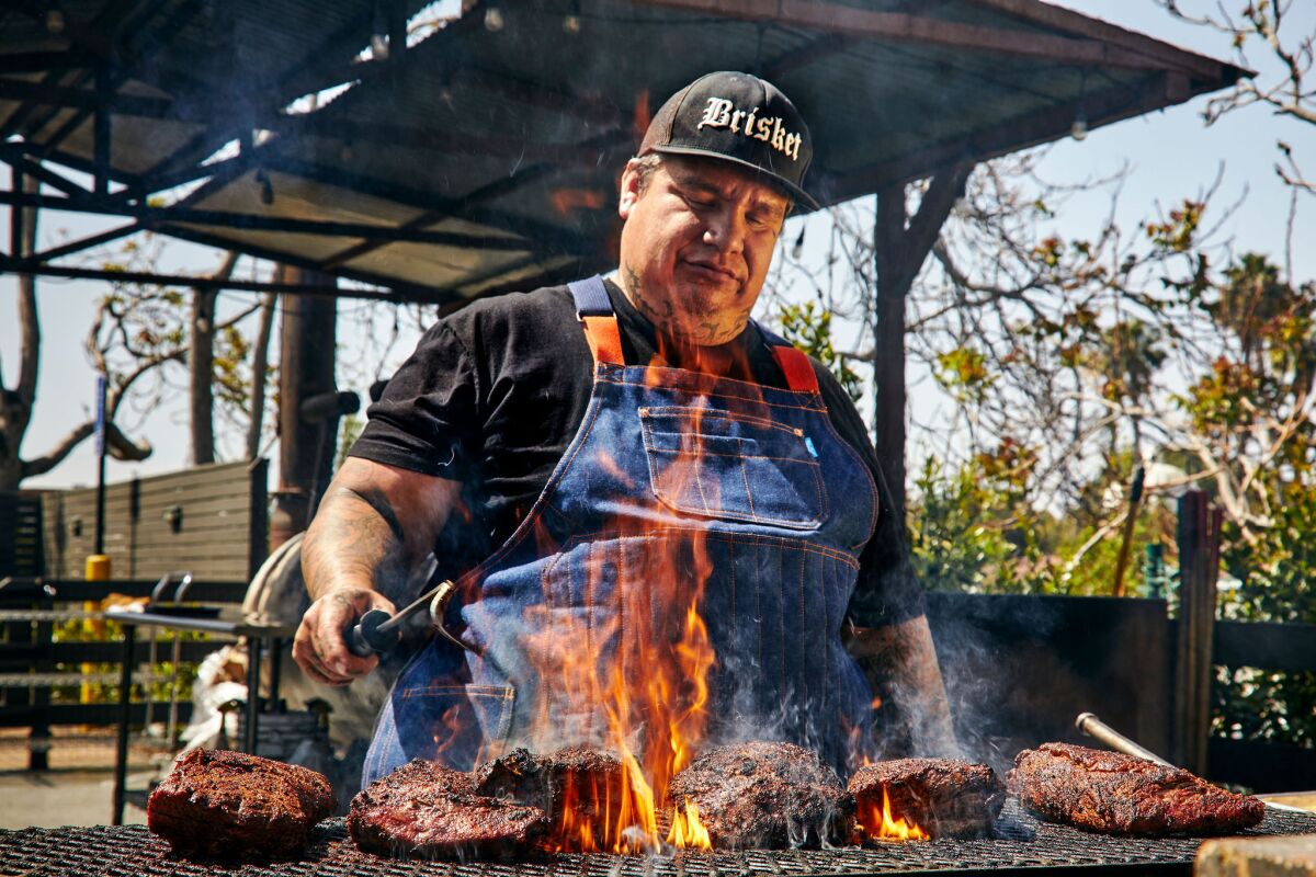 Pitmaster Daniel Castillo, San Juan Capistrano'daki Heritage BBQ & Brewery'de ızgarayı açıyor.  