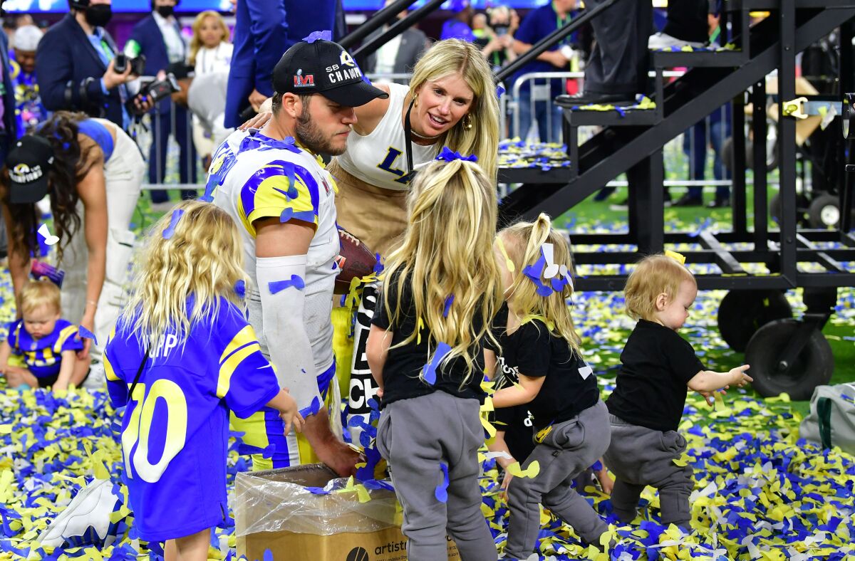 Le quart-arrière des Rams Matthew Stafford célèbre avec sa famille après avoir remporté un titre du Super Bowl.