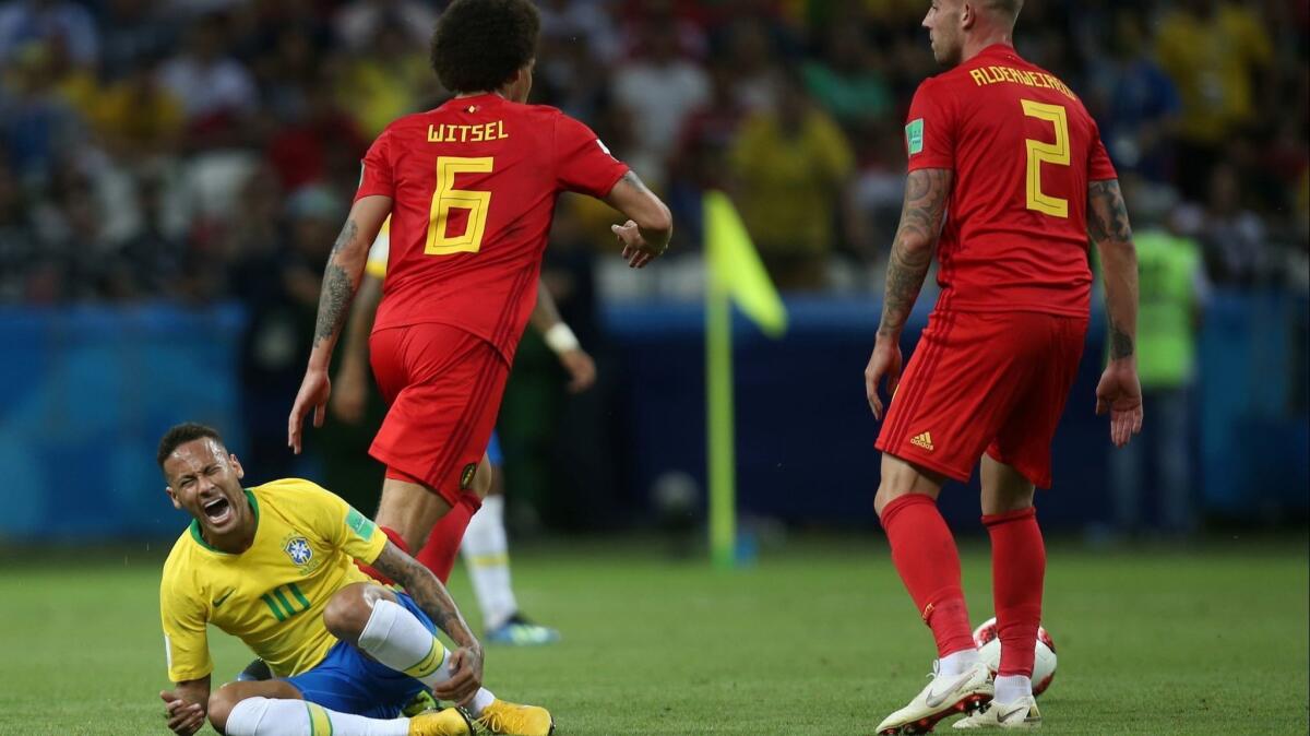 El delantero brasileño Neymar se duele en el suelto durante el partido ante Bélgica en los cuartos de final del Mundial.