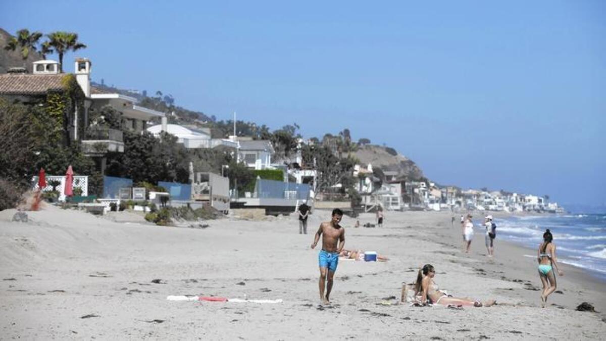 Los bañistas en la playa Carbon Beach en Malibu, donde después de una disputa de un año se ha abierto un camino público hacia la playa en la propiedad de Lisette Ackerberg.