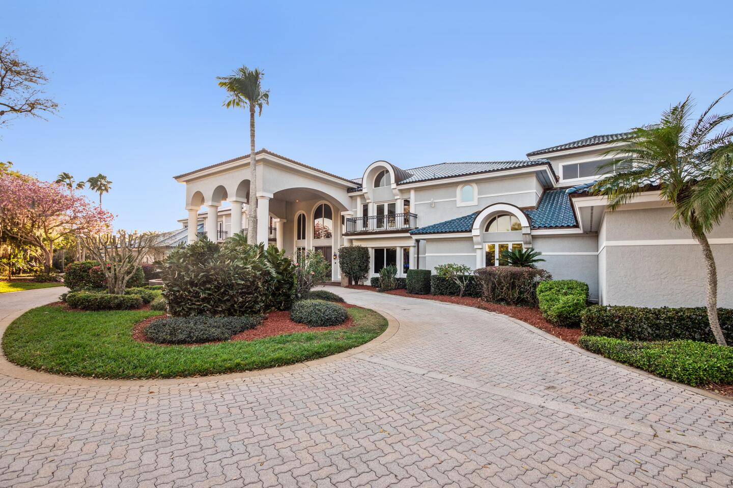 Shaquille O'Neal sells luxurious homes in Florida, California