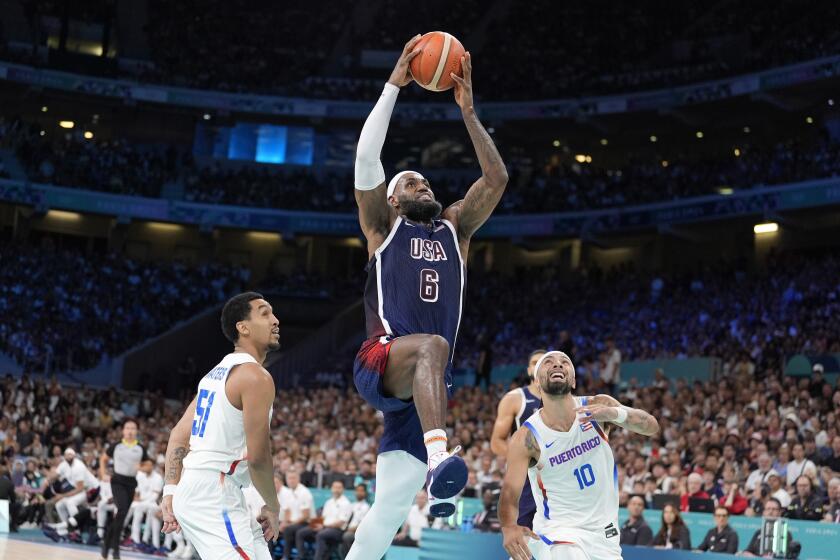 El estadounidense LeBron James (6) se eleva para una volcada en el partido contra Puerto Rico en el baloncesto de los Juegos Olímpicos de París, el sábado 3 de agosto de 2024, en Villeneuve-d'Ascq, Francia. (AP Foto/Michael Conroy)