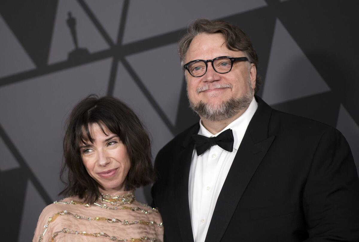 Del Toro al lado de Sally Hawkins, la protagonista de su nuevo filme, disponible desde este viernes en salas de L.A.