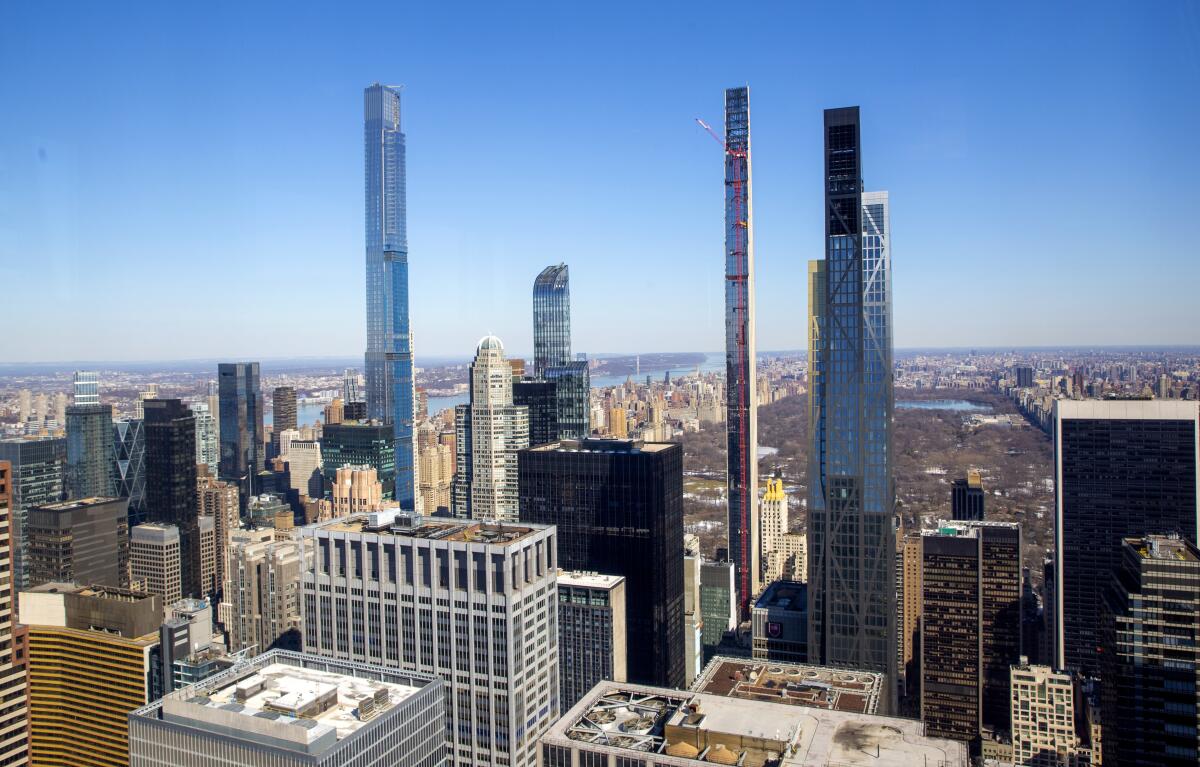 ARCHIVO - Cuatro rascacielos residenciales se alzan sobre el perfil de Manhattan al sur del Central Park