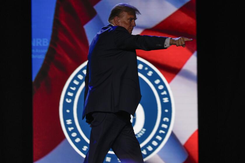 El aspirante a la nominación del Partido Republicano a la Casa Blanca, el expresidente Donald Trump, hace un gesto durante la National Religious Broadcasters en el centro de convenciones del resort Gaylord Opryland, el 22 de febrero de 2024, en Nashville, Tennessee. (AP Foto/George Walker IV)