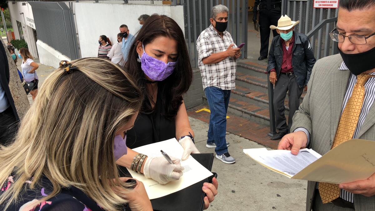 La cónsul general de México en L.A, Marcela Celorio firmó de recibida la carta que los activistas enviaron a AMLO.
