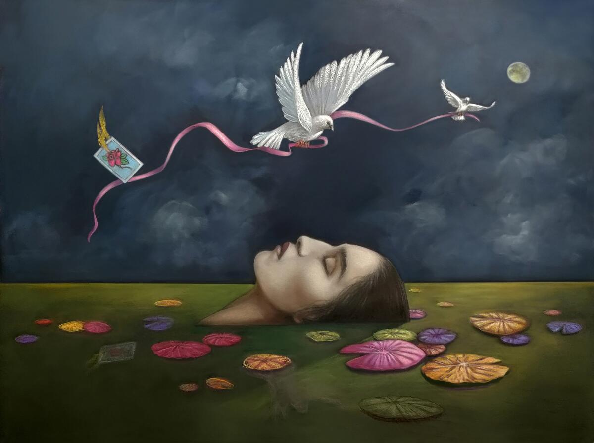 一个女人的头漂浮在绿色的水面上，两只鸽子下面是充满活力的粉色、紫色、橙色和绿色的睡莲叶。