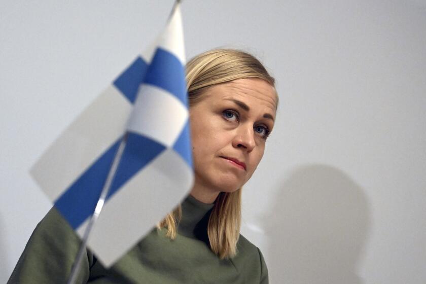La ministra de Exteriores de Finlandia, Elina Valtonen, durante una conferencia de prensa cerca del paso fronterizo de Vaalimaa entre Finlandia y Rusia, en Virolahti, Finlandia, el 22 de mayo de 2024. (Jussi Nukari/Lehtikuva vía AP)