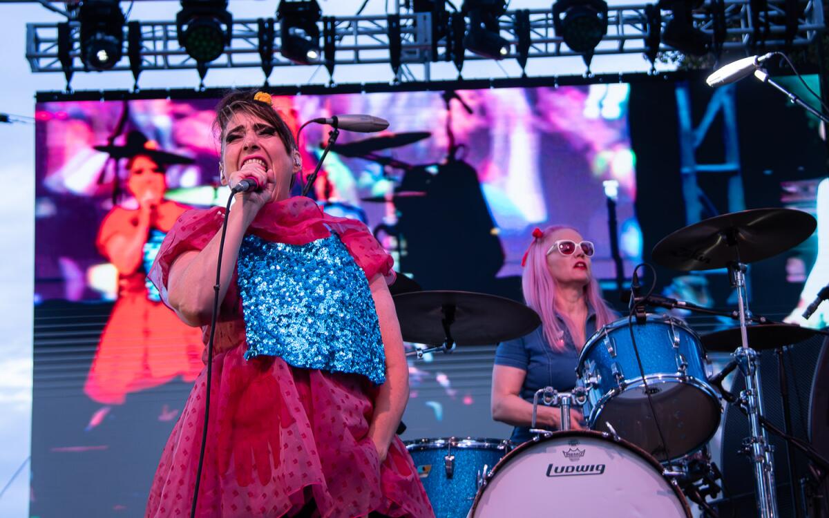 Kathleen Hanna e Tobi Vail do Bikini Kill se apresentando no domingo no Mosswood Meltdown.