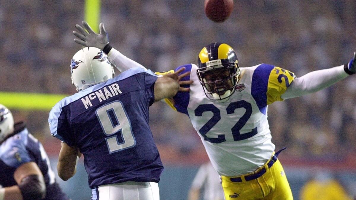 St. Louis Rams blitzer Billy Jenkins bears down on Tennessee Titans quarterback Steve McNair in Super Bowl XXXIV.