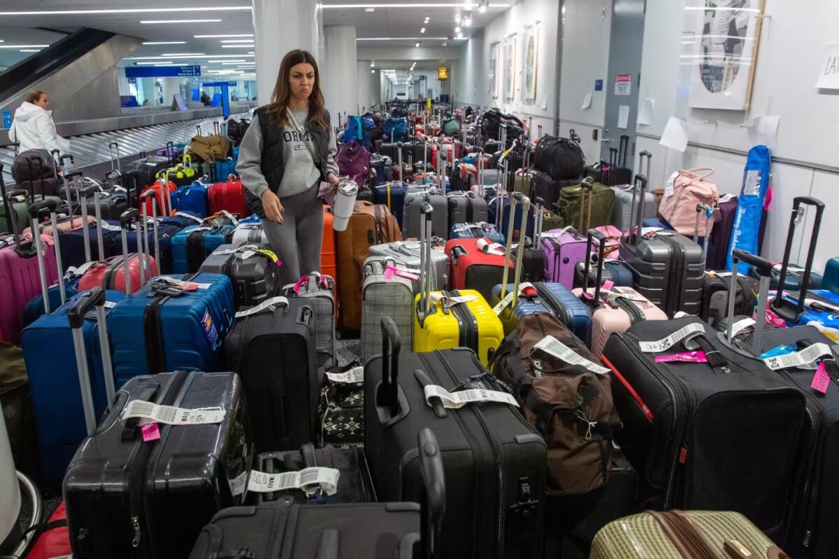 Amanda Gevorgyan intenta encontrar su equipaje dentro de la terminal de Southwest