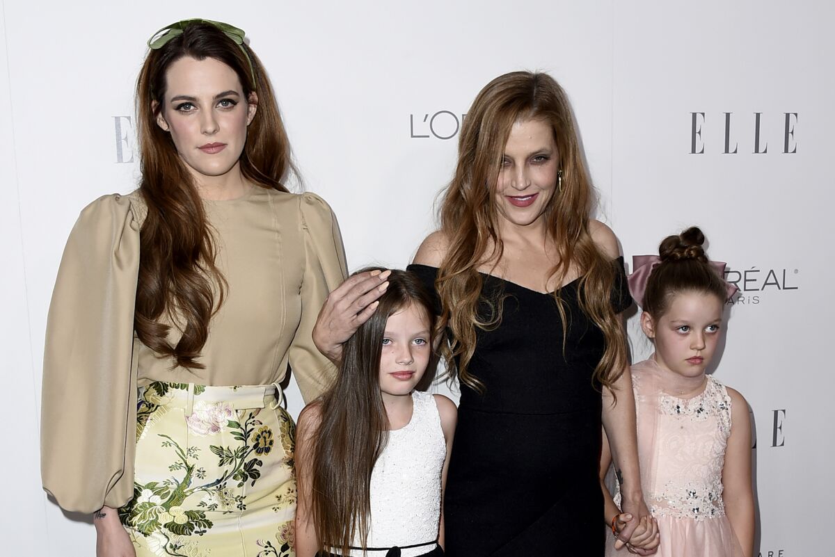 Lisa Marie Presley, deuxième à droite, sa fille Riley Keough, à gauche, et ses filles jumelles Finley Lockwood et Harper Lockwood