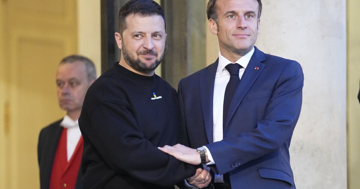 La France promet plus d’aide militaire à l’Ukraine lors de la visite de Zelensky