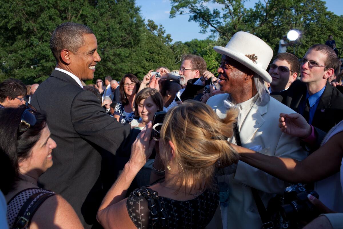 Presidente Barack Obama dándose la mano con Nathaniel Ayers en la Casa Blanca