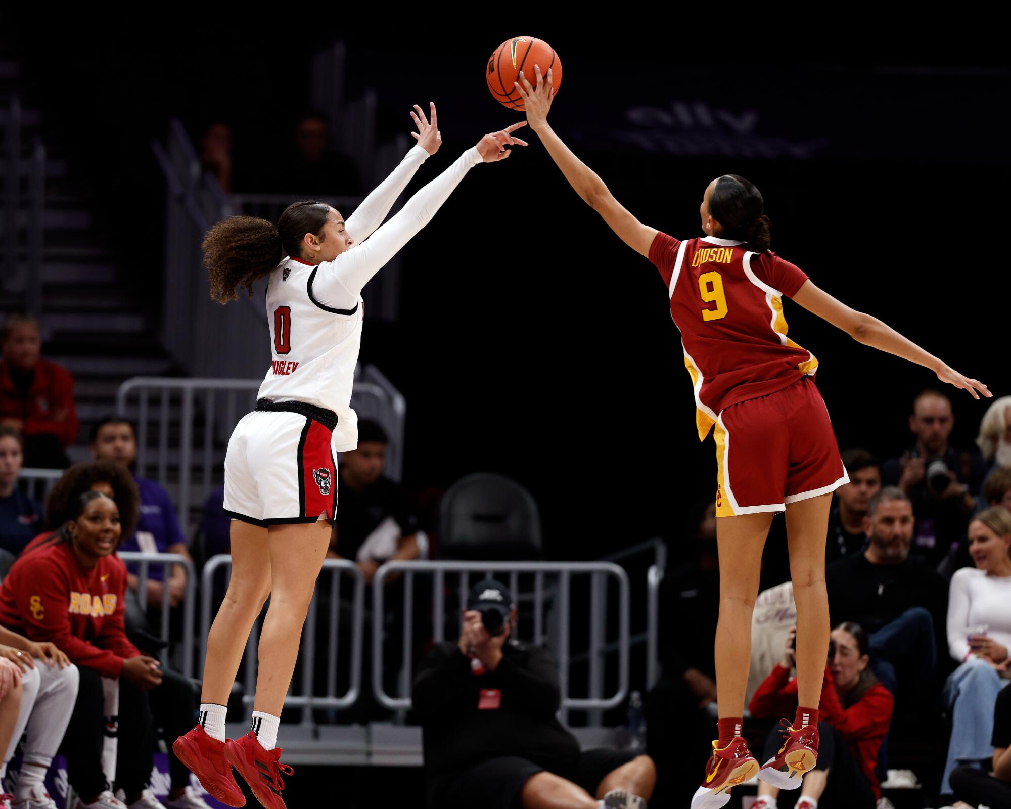 USC gardiyanı Jazzy Davidson, 9 Kasım'da Charlotte, Kuzey Carolina'da Kuzey Carolina Eyaletinden Devyn Quigley'nin şutunu engelledi