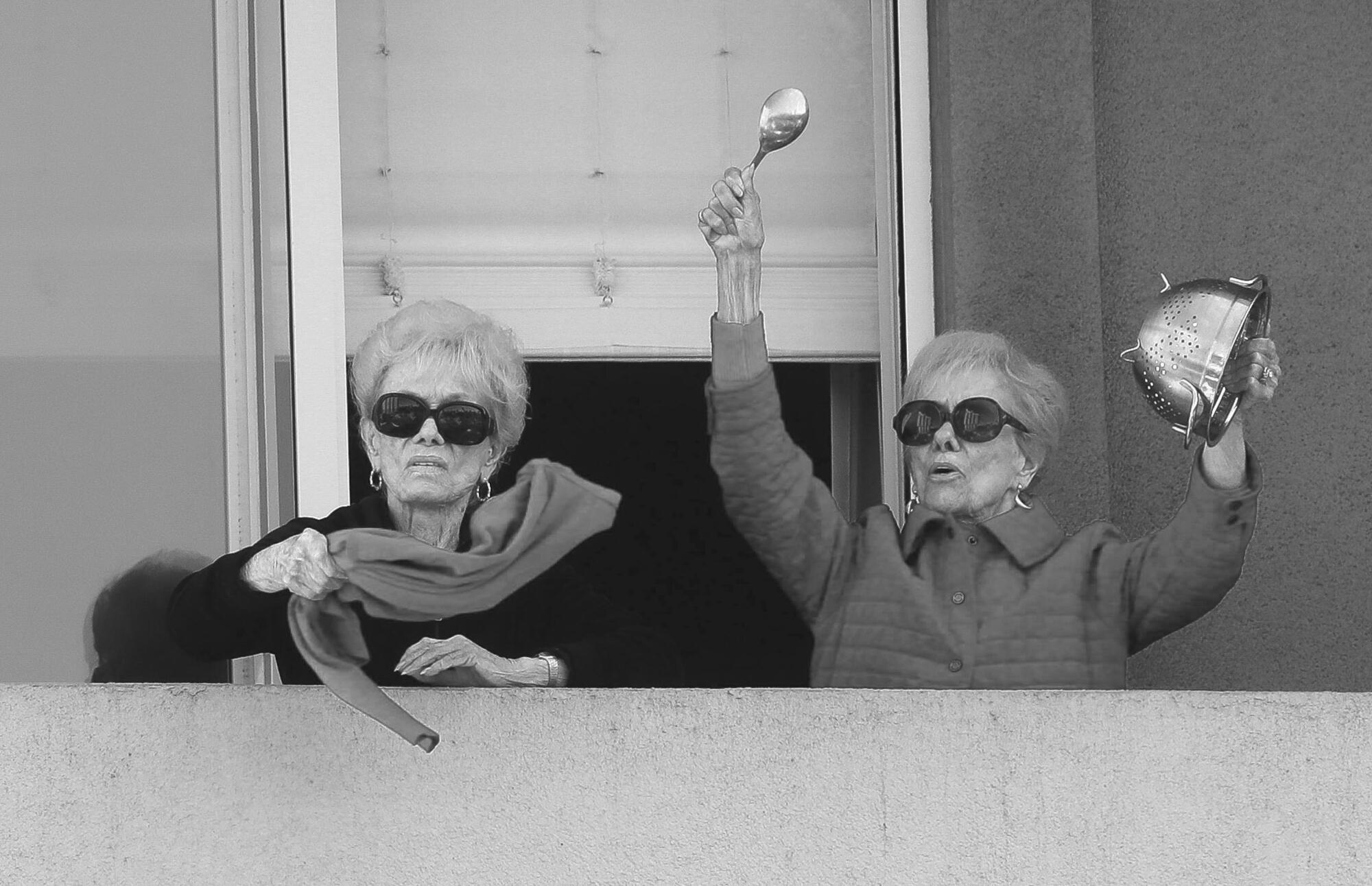 Joyce Kriesmer, de 91 años, golpea un escurridor mientras ella y su hermana gemela, Jackie Voskamp