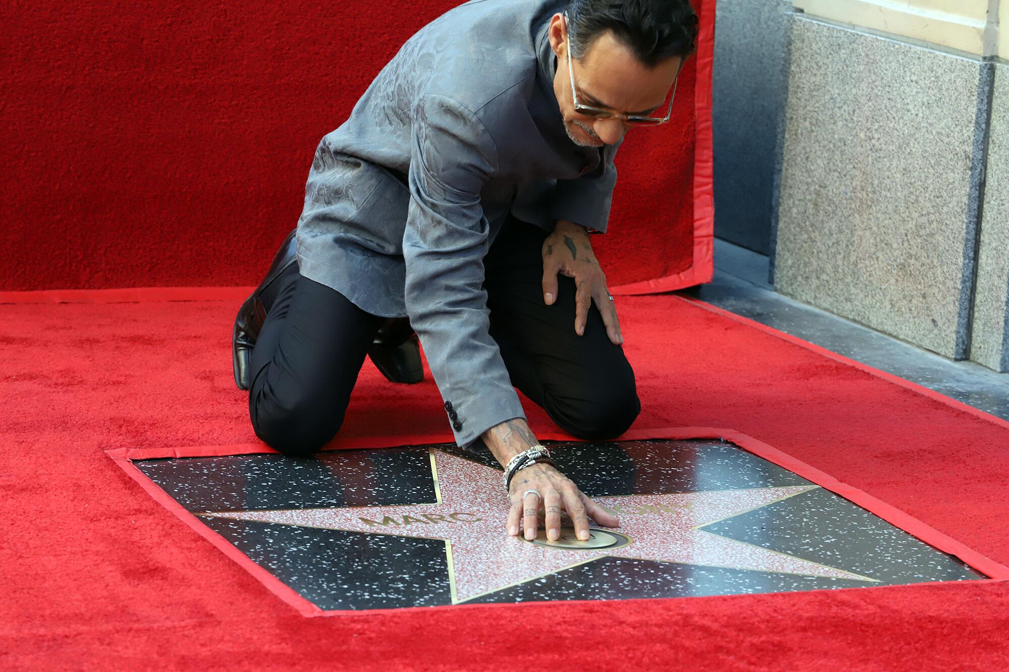 Marc Anthony toca su estrella frente a los gritos de sus cientos 